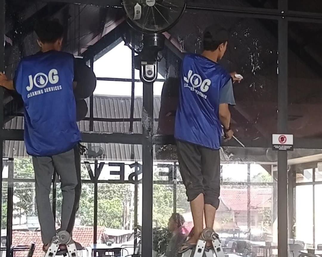 Gambar 1 dari Glass Cleaning